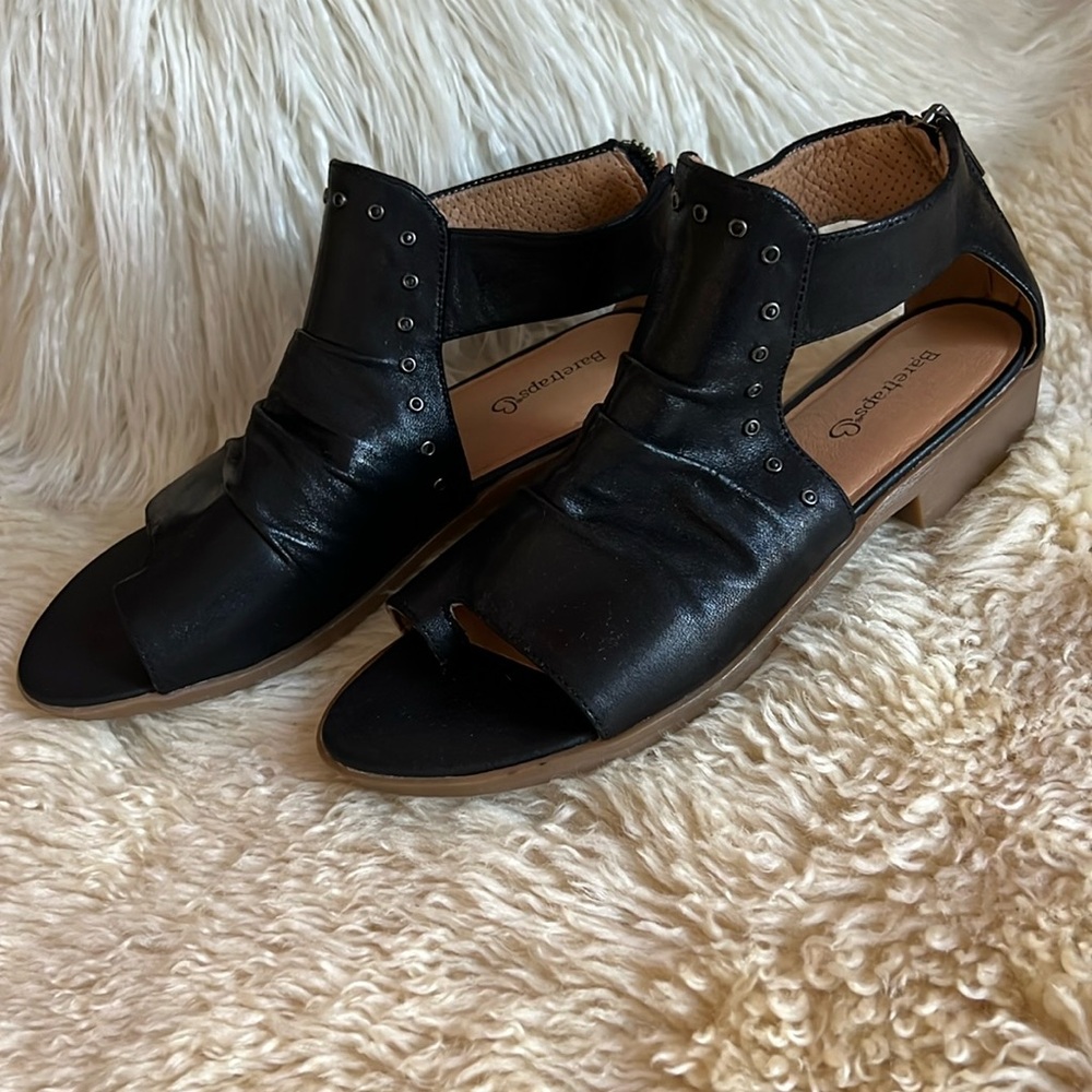 NWOT Size 8, Black Baretraps Sarena Toe Loop Shootie